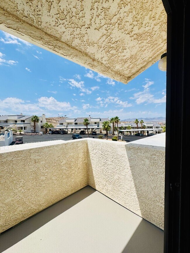 Building Photo - 3-Bedroom Condo with Spectacular Views in ...
