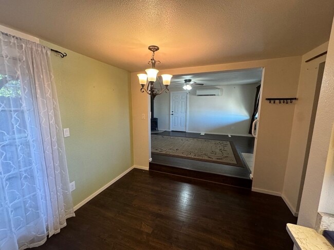 Building Photo - Roseburg 2 bedroom, 1 bath house with garage