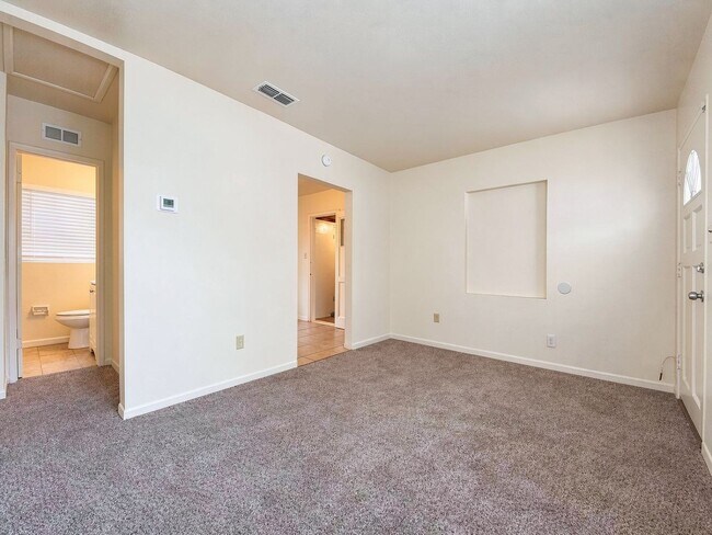 Building Photo - 3 Bedroom Home for Rent Near Tiger Stadium & Lakeland Regional!