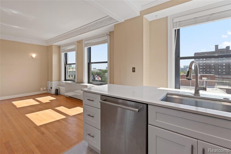 Building Photo - 15 E Kirby St