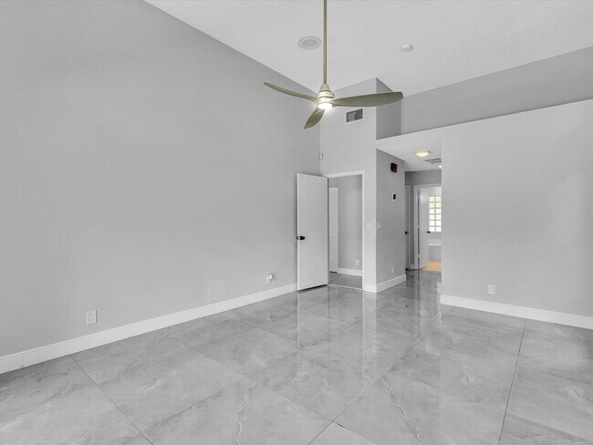 Building Photo - 10434 NW 6th Ct