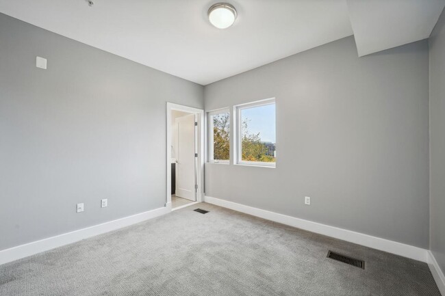 Building Photo - 2724 12th St NE