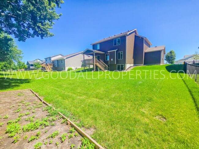 Building Photo - 885 Northview Dr