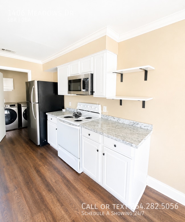 Building Photo - 1406 Meadows Dr