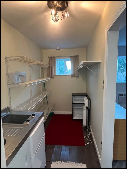 Cooking area / Closet - 4350 Corinth Ave