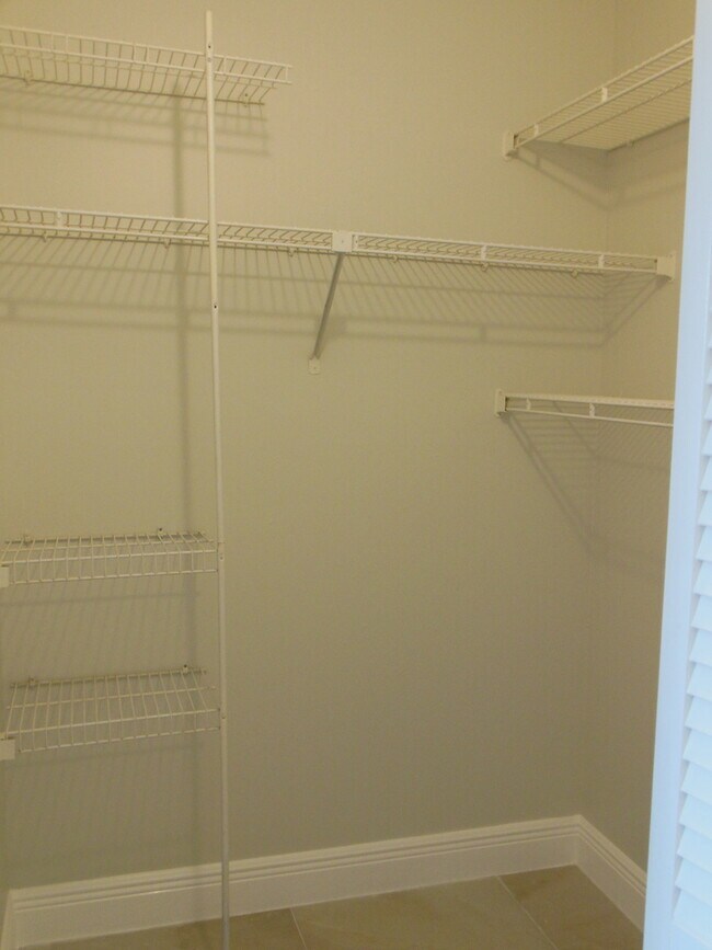 Building Photo - ONE BEDROOM ONE BATHROOM!! Waterfront Comm...