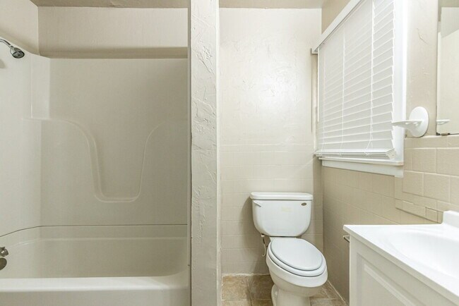 Building Photo - Completely renovated with beautiful updates!