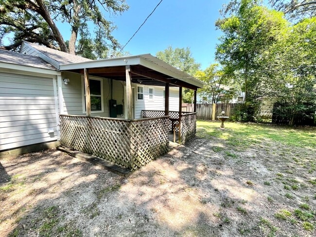 Building Photo - 208 Parkway W