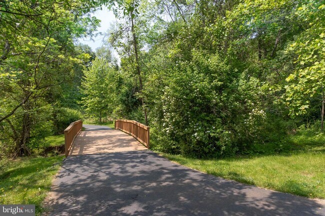 Building Photo - 8061 Side Hill Dr