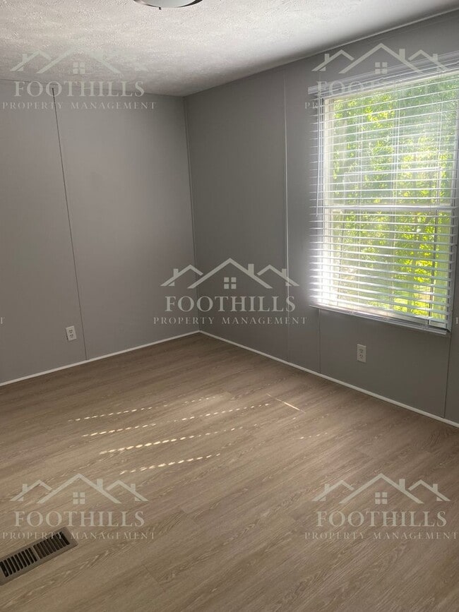 Building Photo - Spacious 3BR/2BA Home with Appliances Incl...