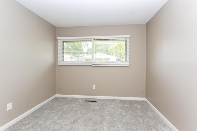 Building Photo - 3230 Vanderberg Ave