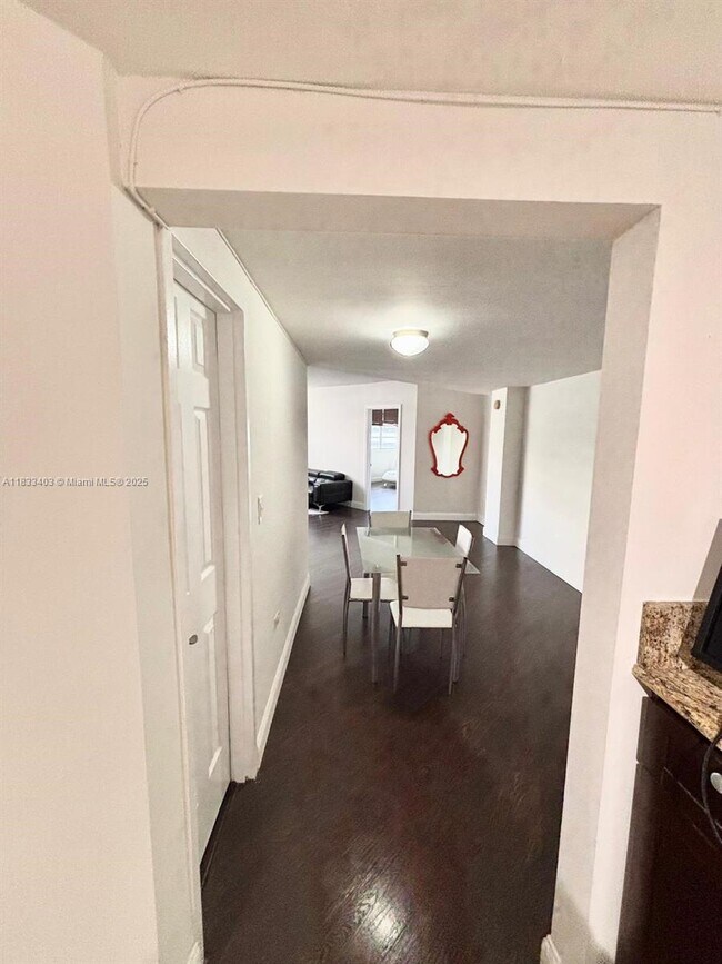 Building Photo - 801 Brickell Bay Dr