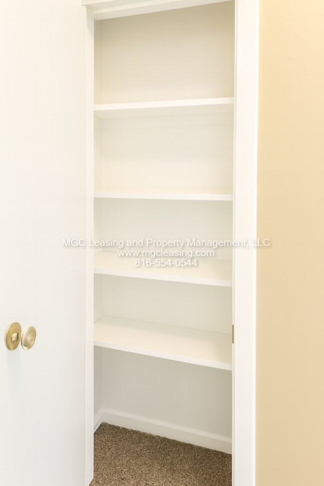 Building Photo - Perfect location with fenced in back yard!