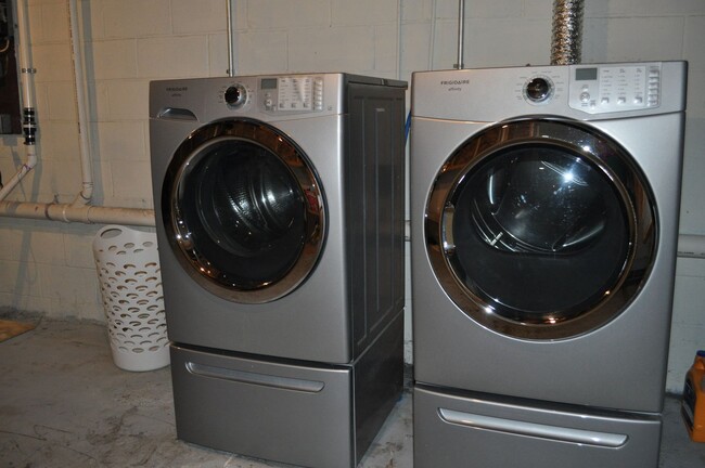 Building Photo - Goregeous 4 Bed 2.5 Bath Home in East Grand Forks! Move in Ready!