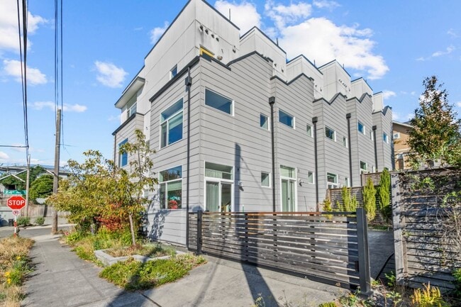 Building Photo - 2Bd/1.75Ba Seattle Townhouse