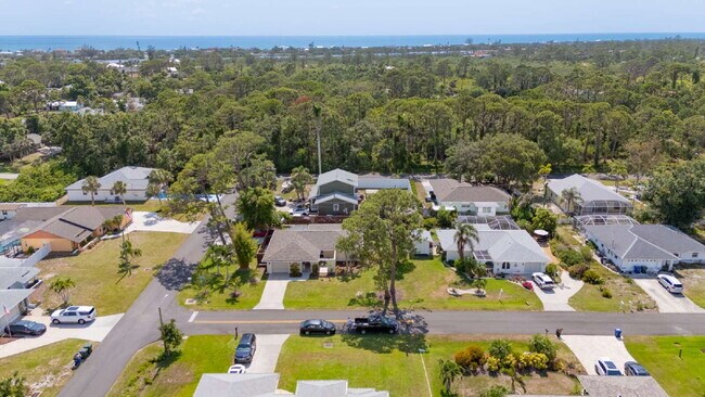 Building Photo - Luxury Seasonal Furnished Rental "Charming...