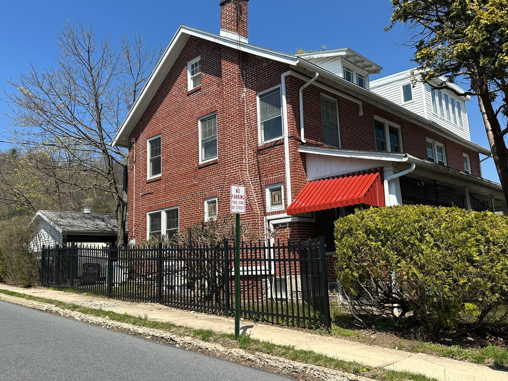 Building Photo - 700 Carsonia Ave