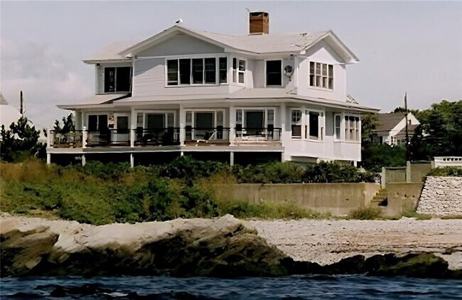 Building Photo - 83 Shore Dr