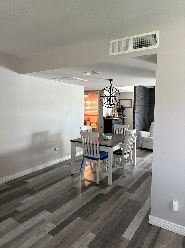 Building Photo - 5205 W Crocus Dr