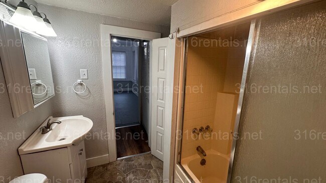 Building Photo - $925 - 2 bed 1 bath - Single Family Home