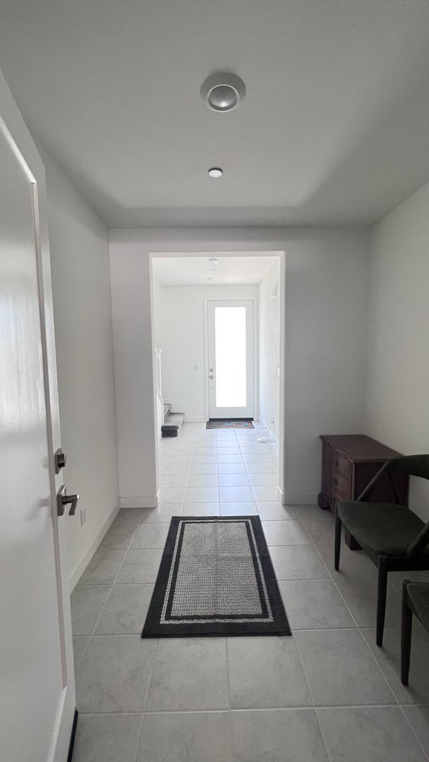 Building Photo - Beautiful furnished 4 bedroom Townhouse!