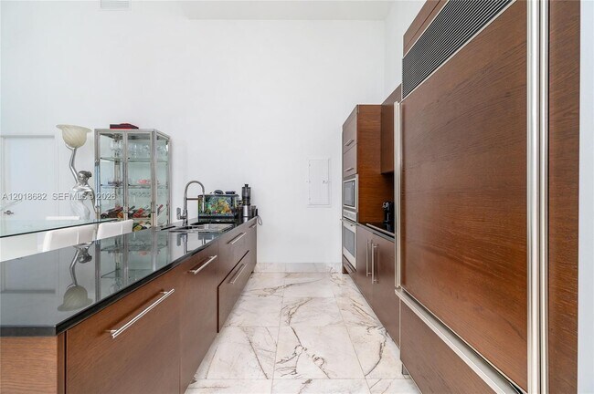 Building Photo - 475 Brickell Ave