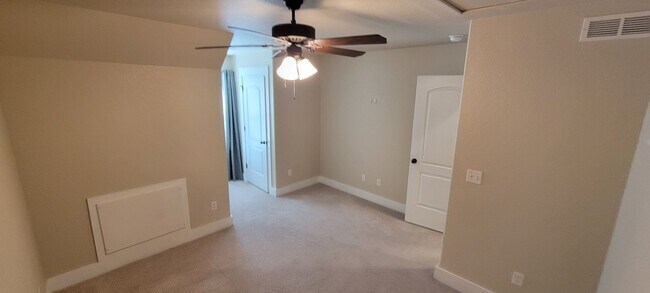 Building Photo - 3 bedroom 2.5 bath / Community pool / 2 ca...