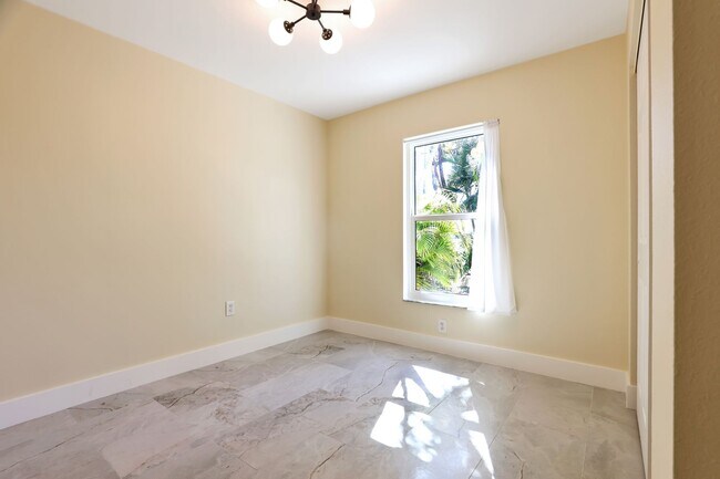 Building Photo - Remodeled 4BR Home Near Downtown Sarasota