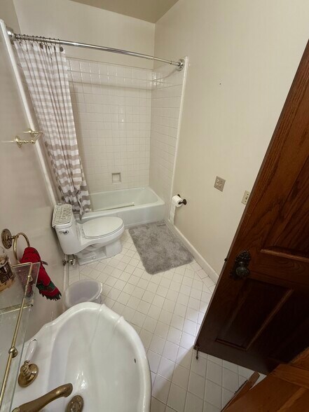 Building Photo - 533 E Sierra Madre Ave