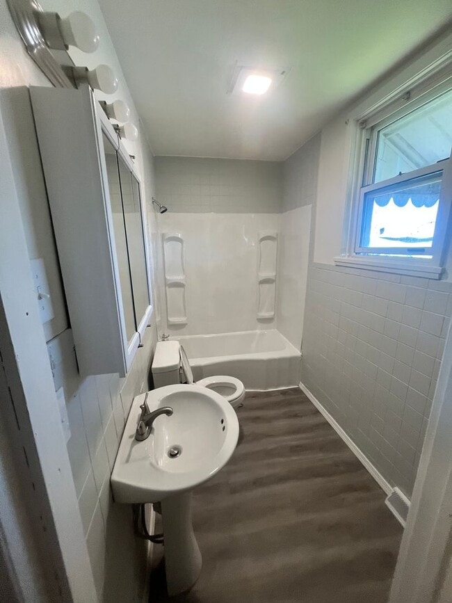 Building Photo - 3Bedroom 1Bath Single House