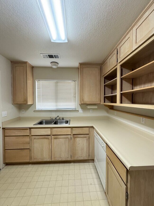 Building Photo - Fantastic Duplex in Desirable Location