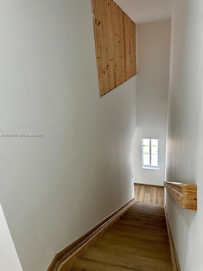 Building Photo - 722 NW 6th Ct