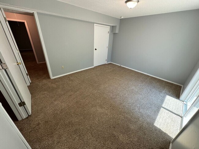 Building Photo - Great  Duplex in Southeast Springfield !