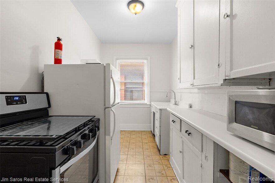 Building Photo - 981 Beaconsfield Ave