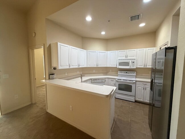 Building Photo - Beautiful 3 room /2.5 bath Gated Community W/ Pool Close to the Skyway