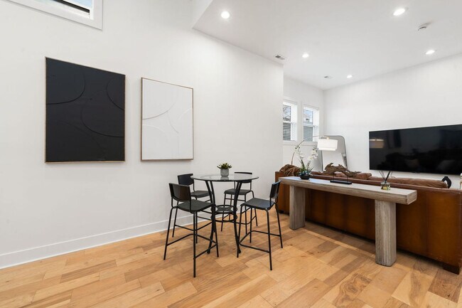 Building Photo - 1941 W Augusta Blvd