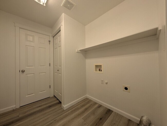 Building Photo - Nice 3 bed/1.5 bath duplex with fenced-in yard and 1 car garage