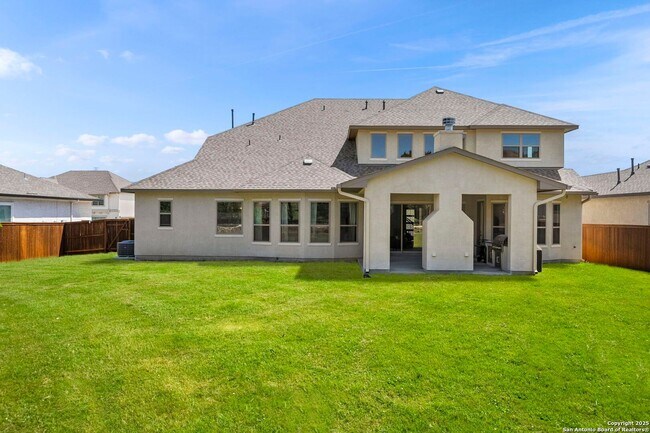 Building Photo - Charming Home Awaits: Spacious & in a Prime Location