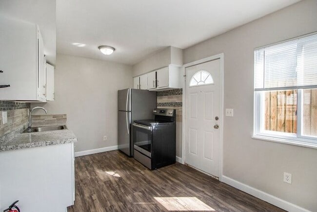 Building Photo - 2-Bed/1-Bath Town House, 850 sq. ft. - Ask...