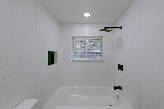 Building Photo - 2112 Walnut Ln