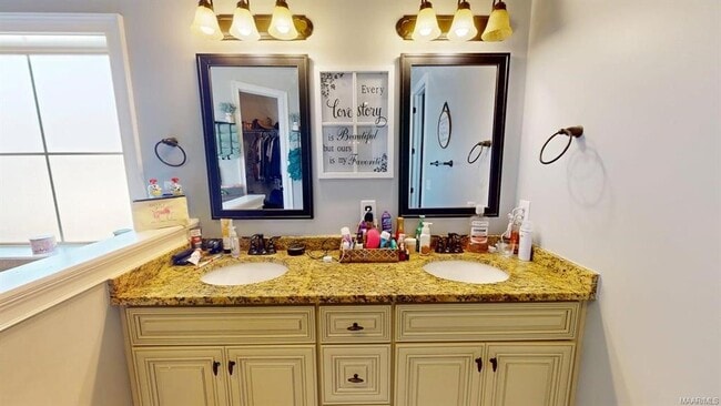 Building Photo - 440 Sydney Dr N