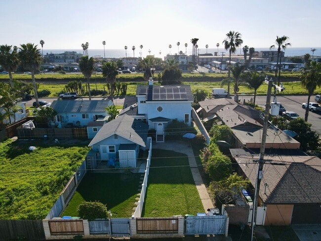 Building Photo - Spacious Beach House in South Oceanside