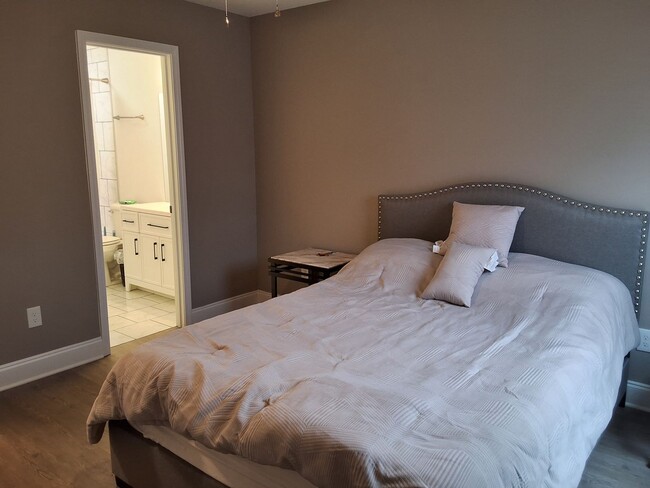 Building Photo - Knoxville 37921 - Fully Furnished - 3 bedroom, 2 bath home - Contact Sharon Arnwine (865) 313-7215