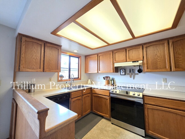 Building Photo - 110 SE 65th Ave