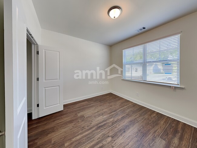 Building Photo - 7060 Creeksong Dr