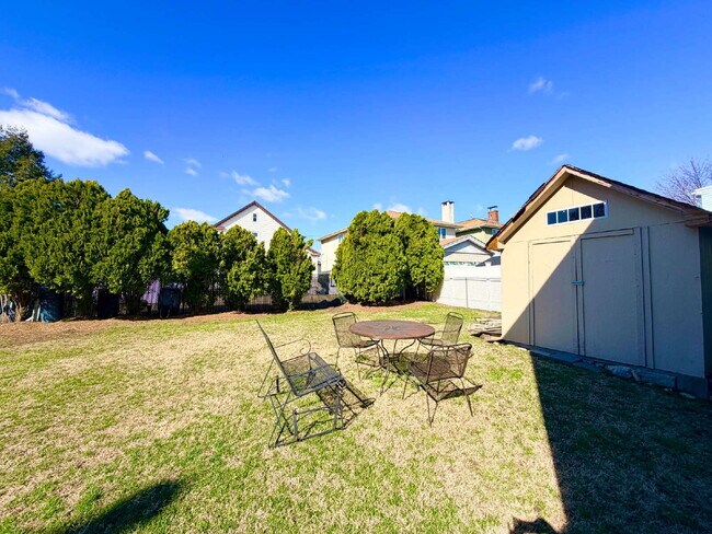 Building Photo - Move in ready, spacious, 4 bedroom, 3 bath single-family home available for rent in Hackensack, NJ.