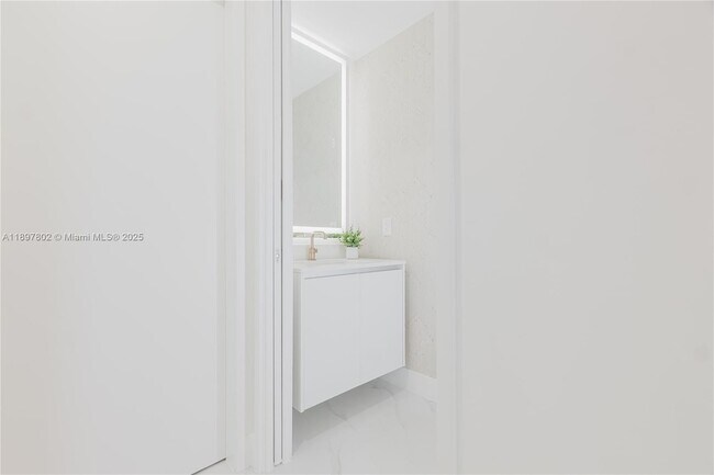 Building Photo - 700 NE 24th St