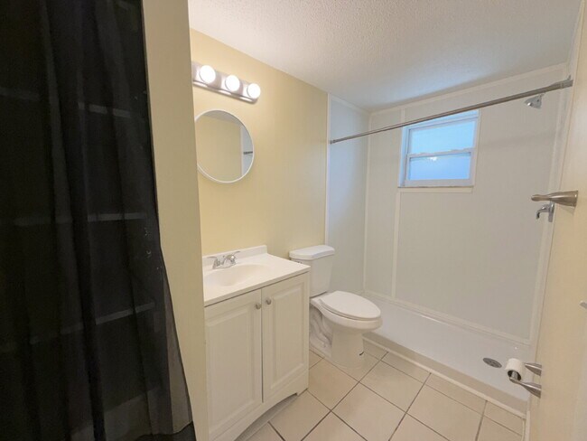 Building Photo - Cozy 1-Bed on Silver Spur Drive, Holiday FL