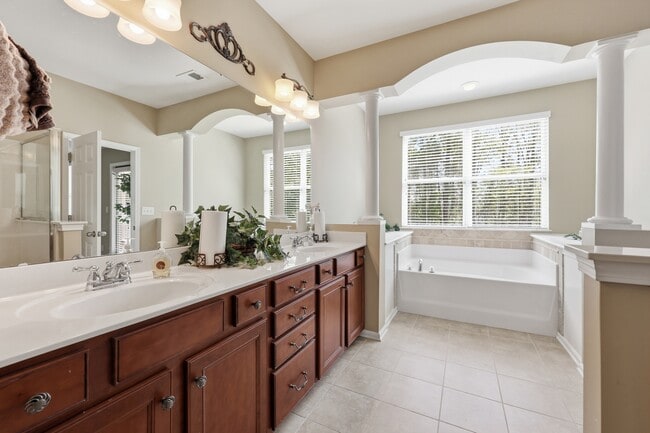 Building Photo - 4008 La Crema Dr