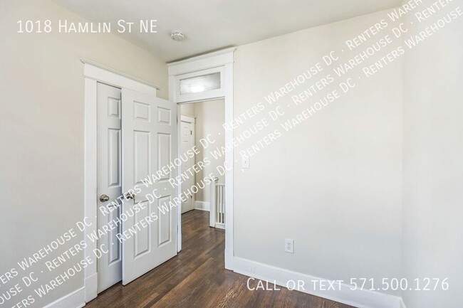 Building Photo - Newly renovated 3bd/1.5bth end unit TH Nes...